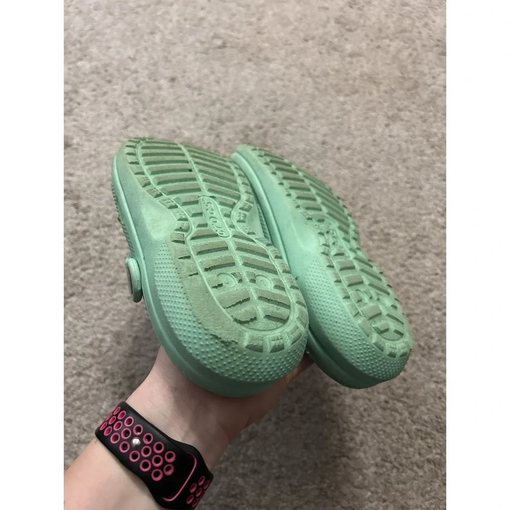 Kids Mint Green Crocs Size J1 Youth Size 1 Charms Included Sherpa‎ Lined Fleece